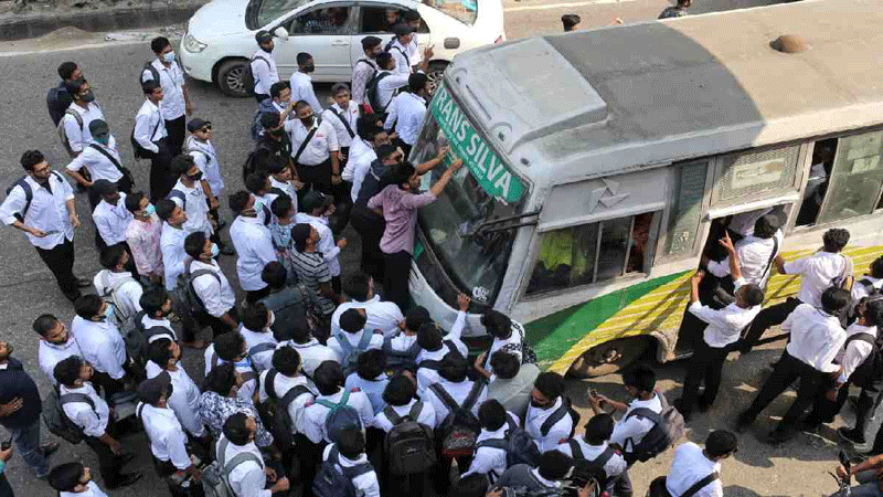 College students vandalise buses demanding half bus fare - Vimarsana News