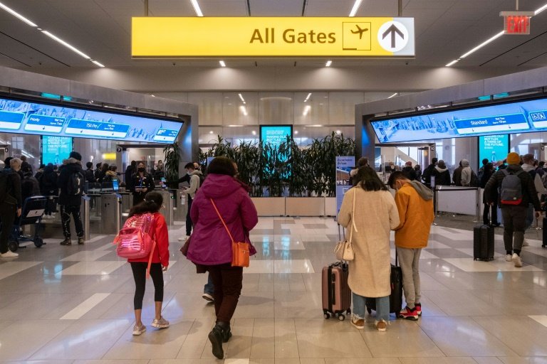 Over 4,500 flights cancelled by Christmas day as Omicron hits holiday travel - Vimarsana News
